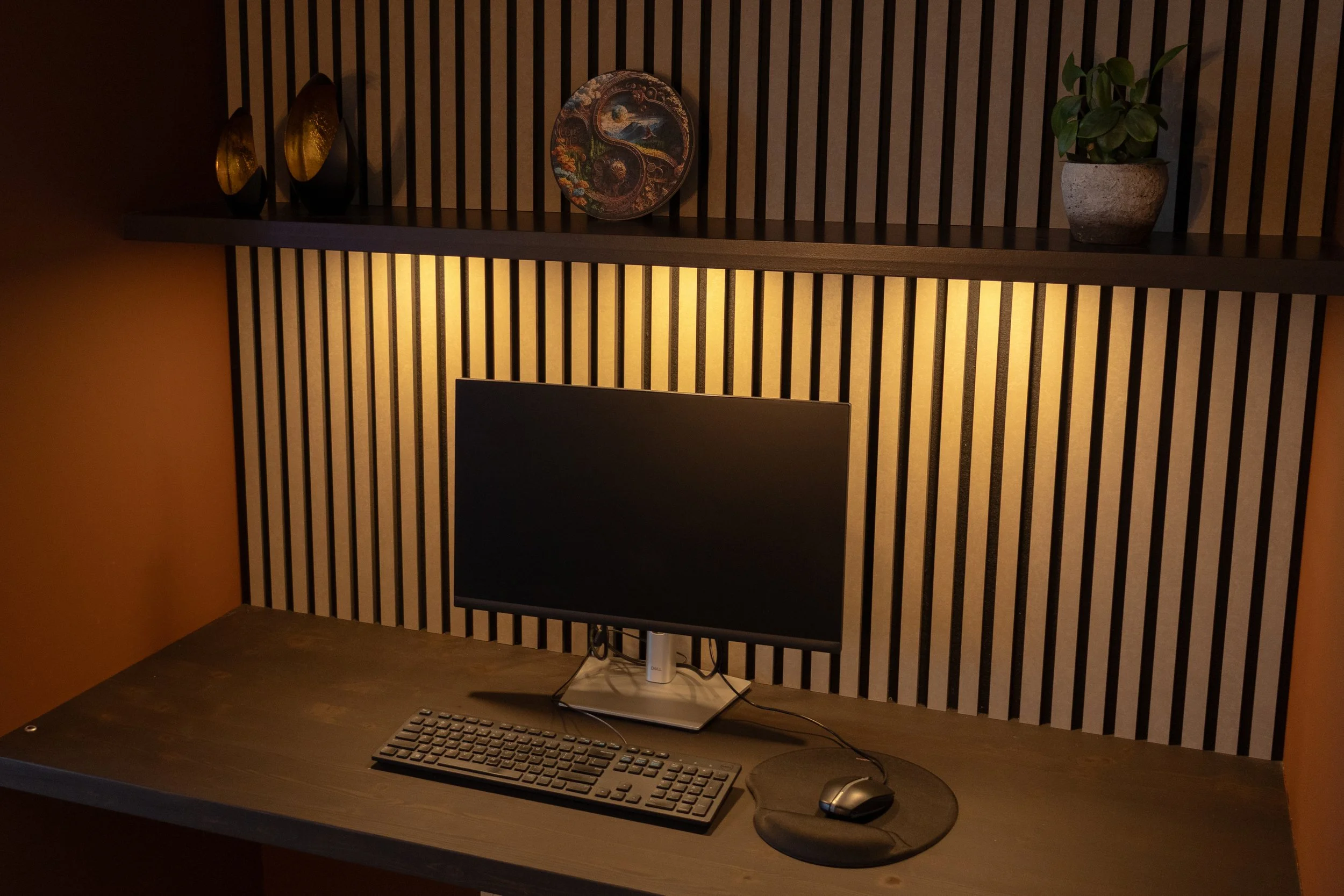 Foto van inbouwkast met bureau door Born of Wood.