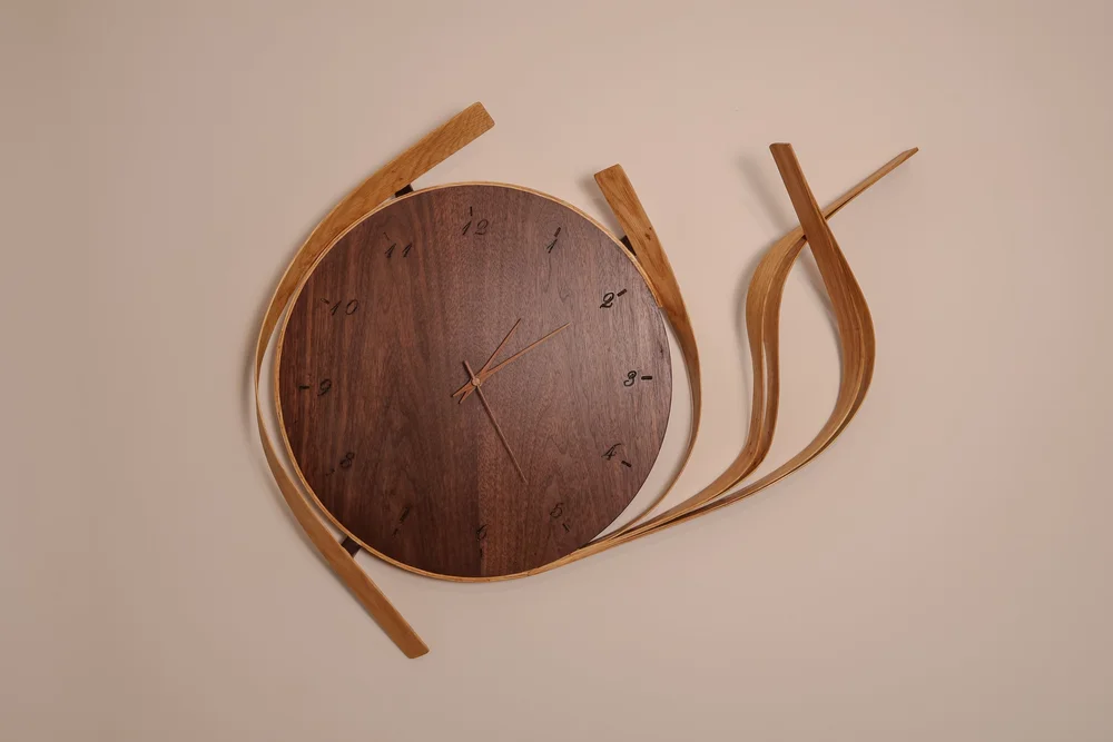 Foto van notenhouten klok door Born of Wood.
