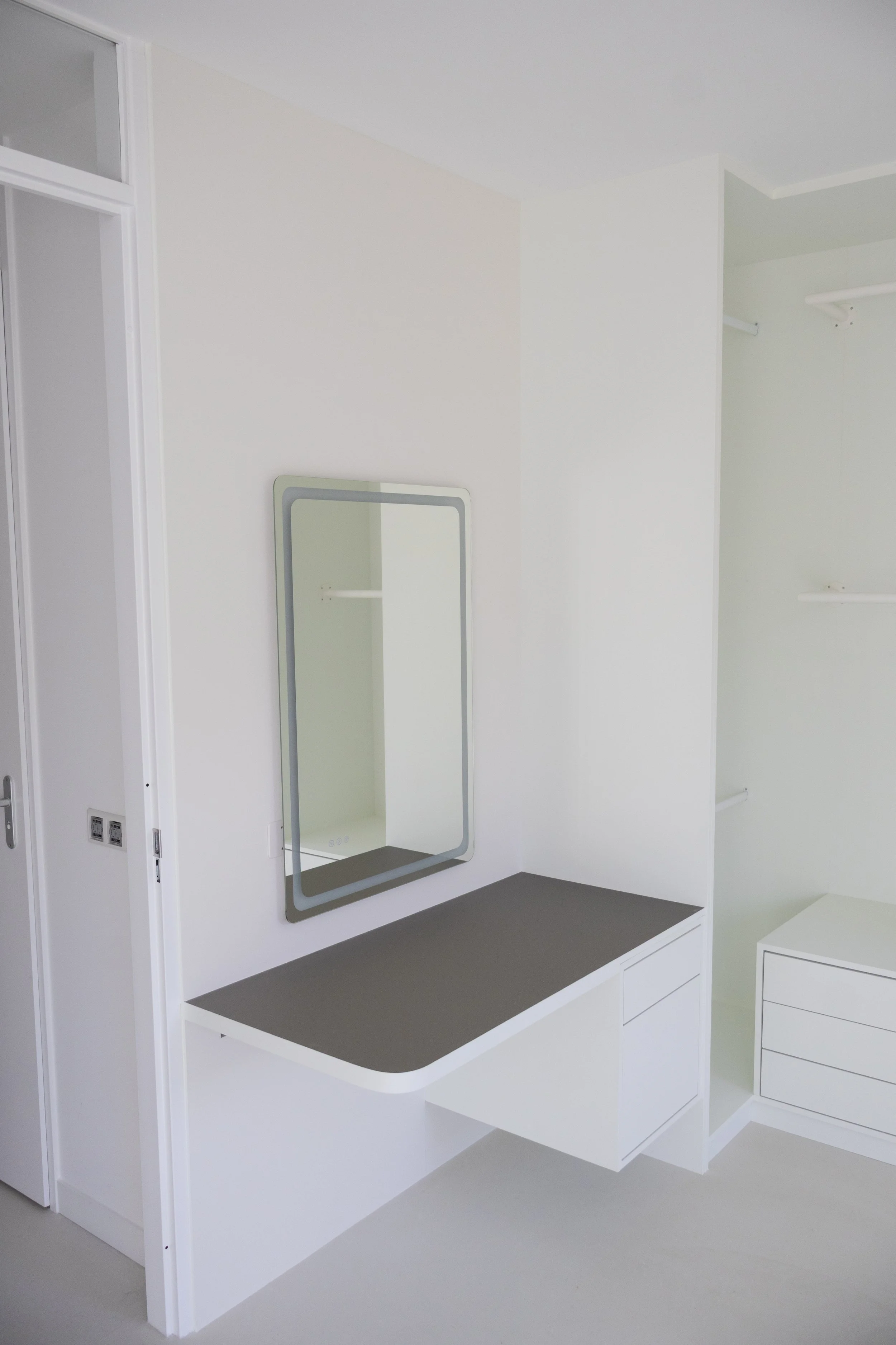 Foto van inloopkast door Born of Wood.