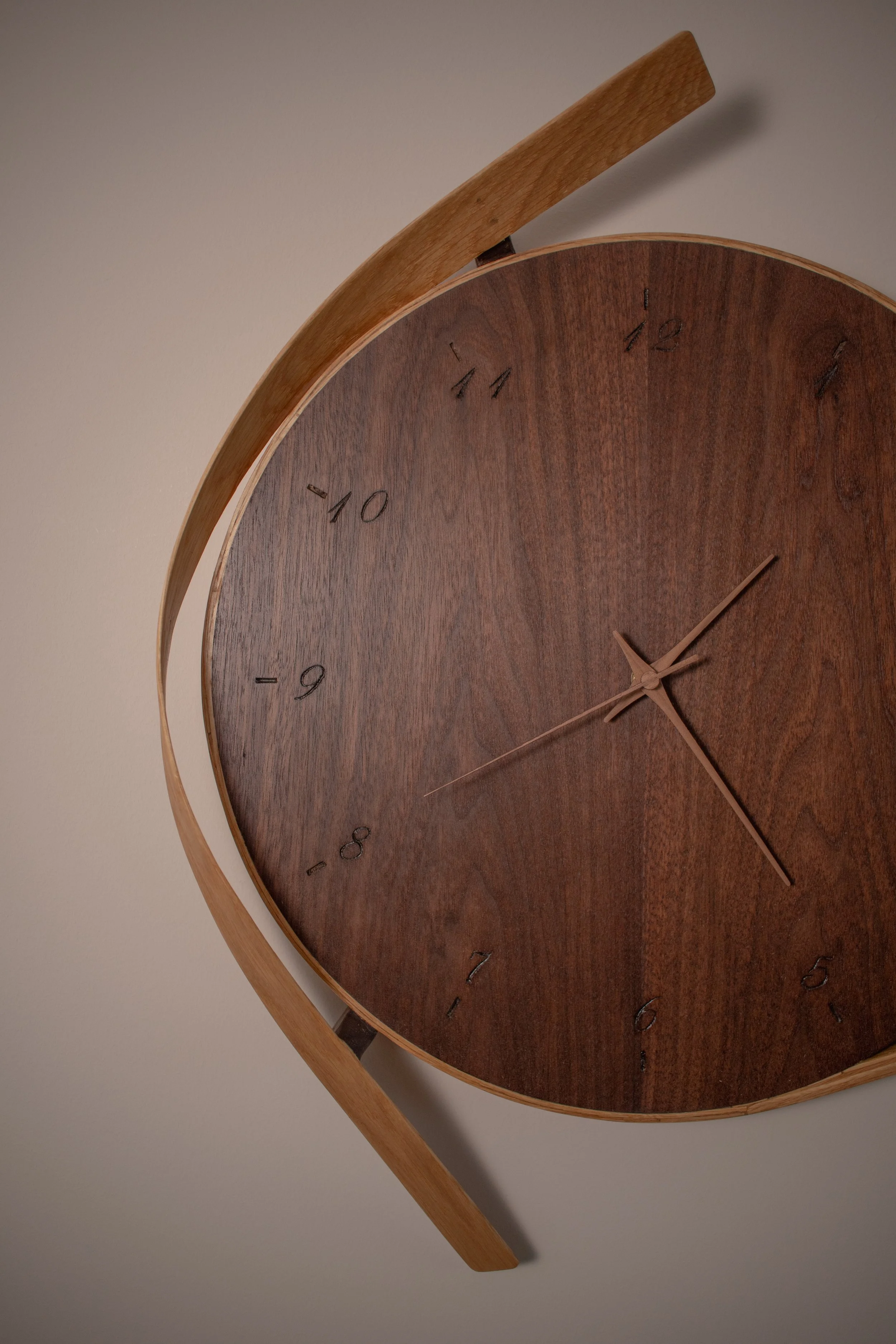 Foto van notenhouten klok door Born of Wood.