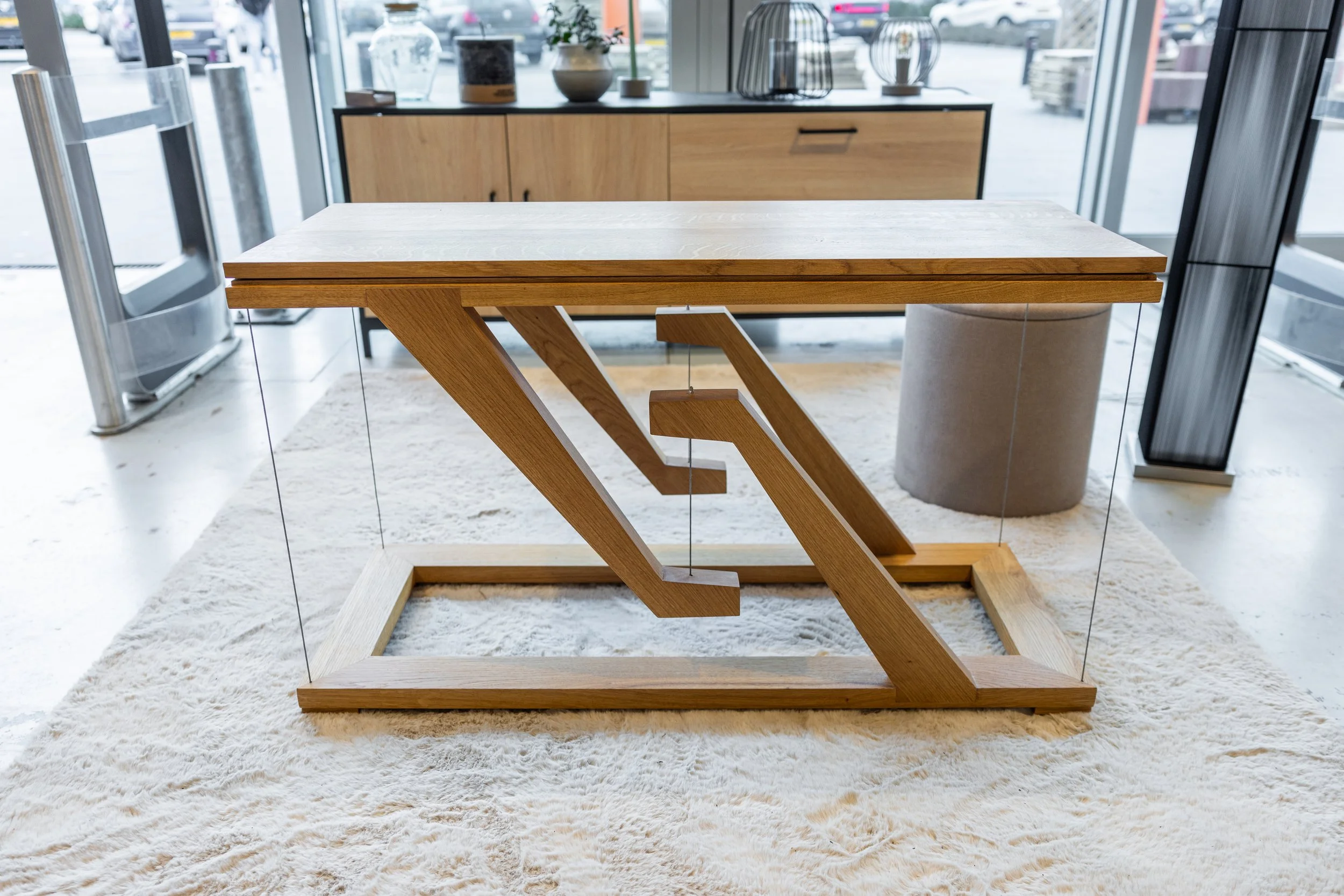 Foto van zwevende sidetable door Born of Wood.
