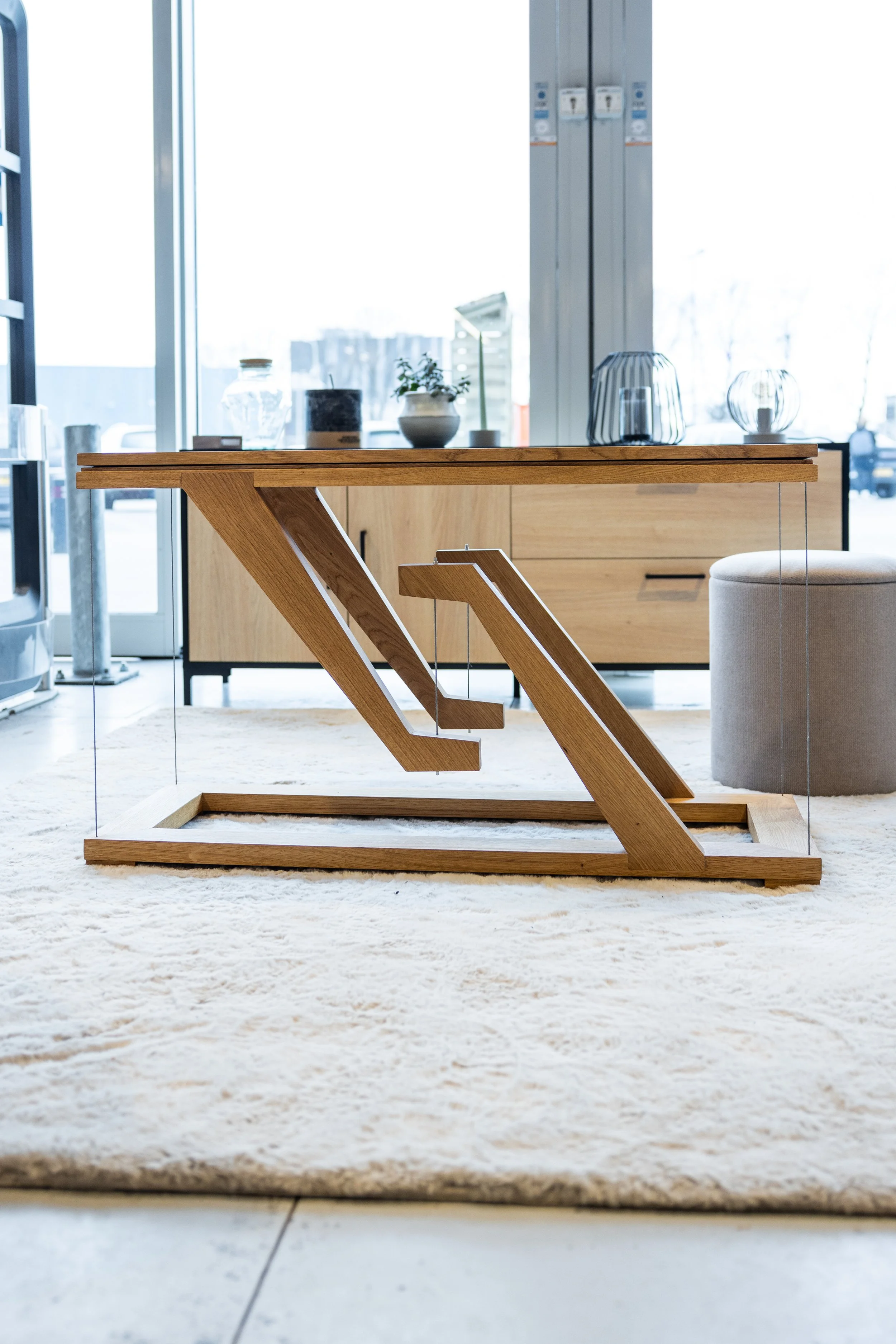 Foto van zwevende sidetable door Born of Wood.