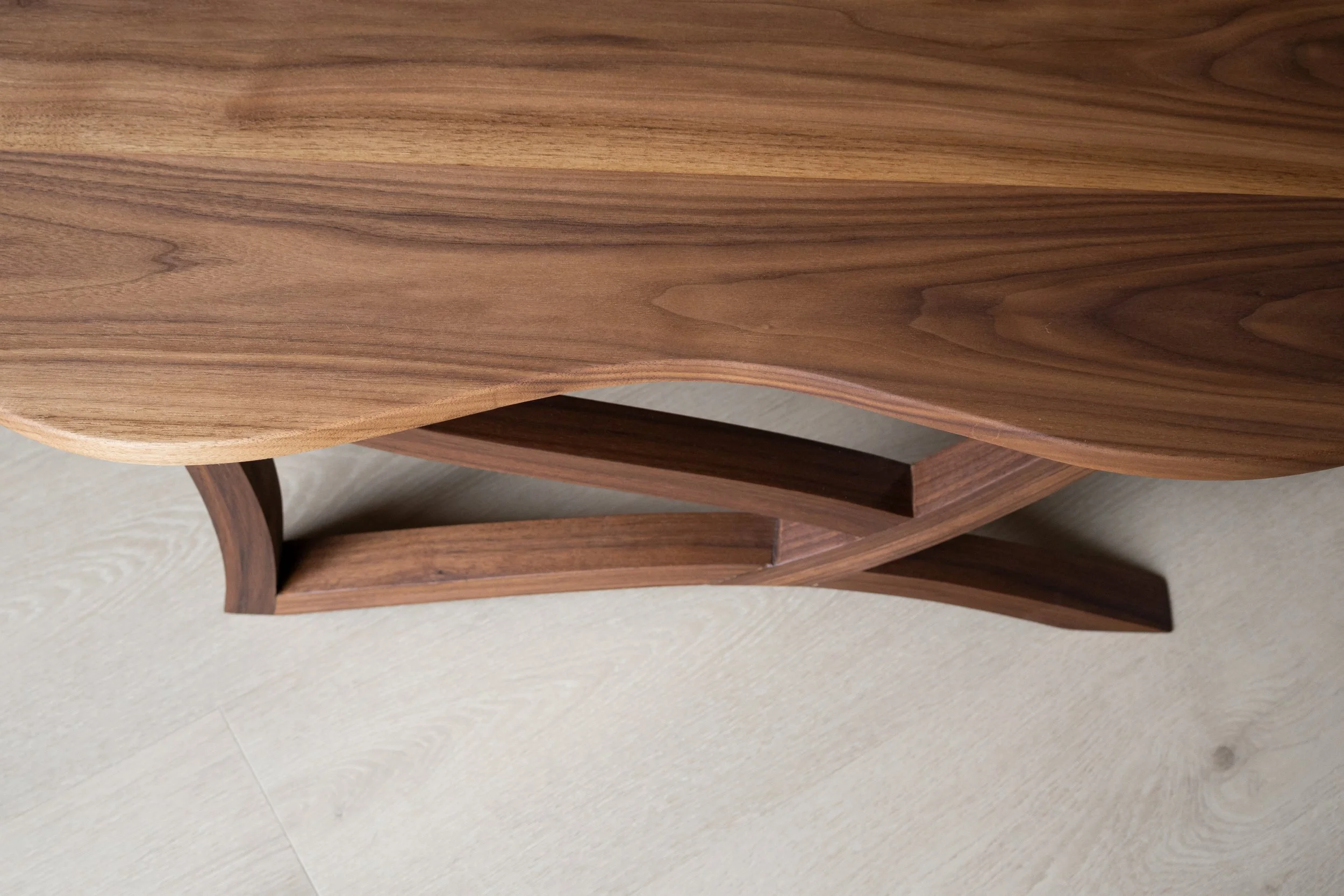 Foto van notenhouten salontafel door Born of Wood.