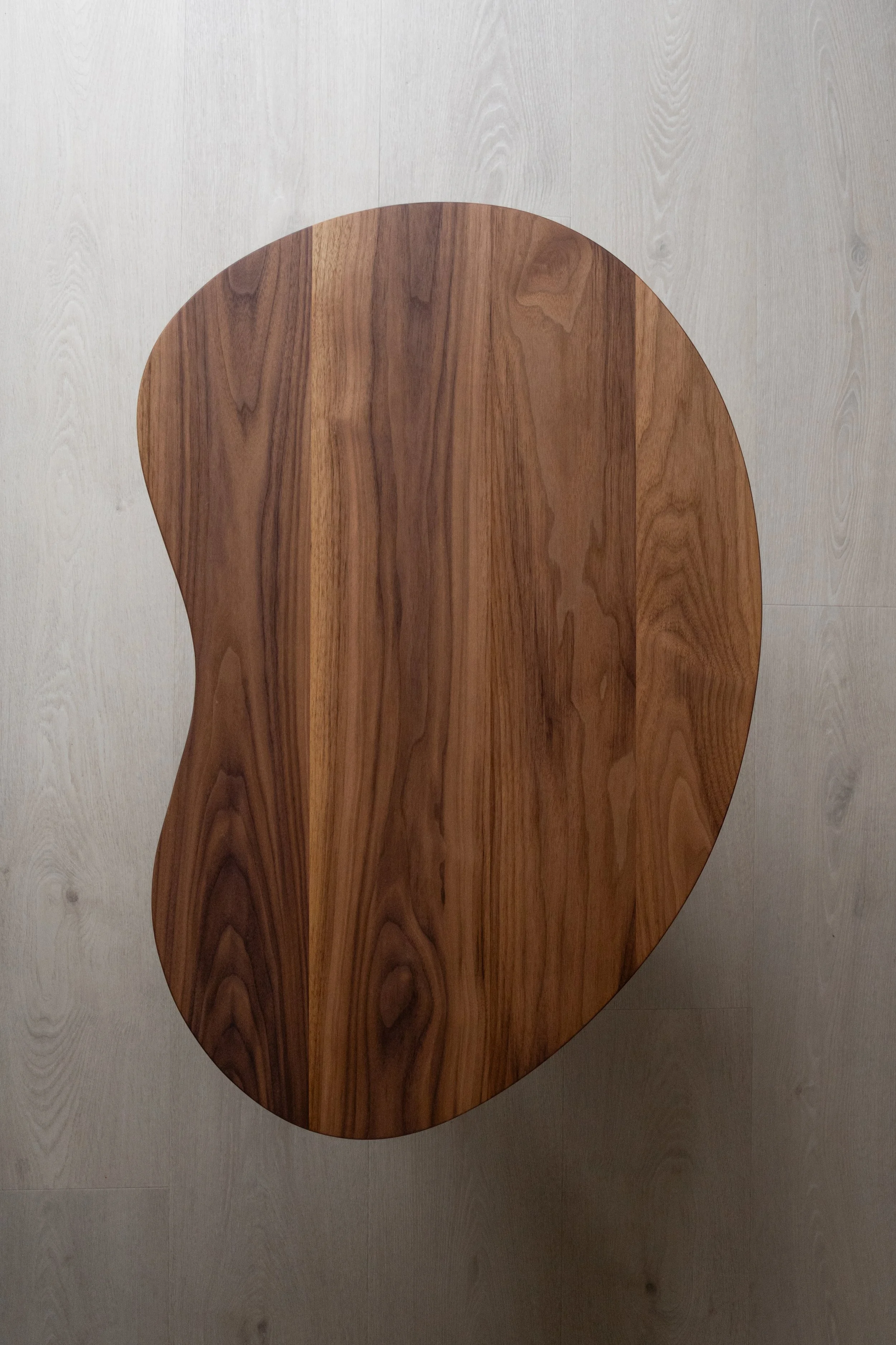 Foto van notenhouten salontafel door Born of Wood.