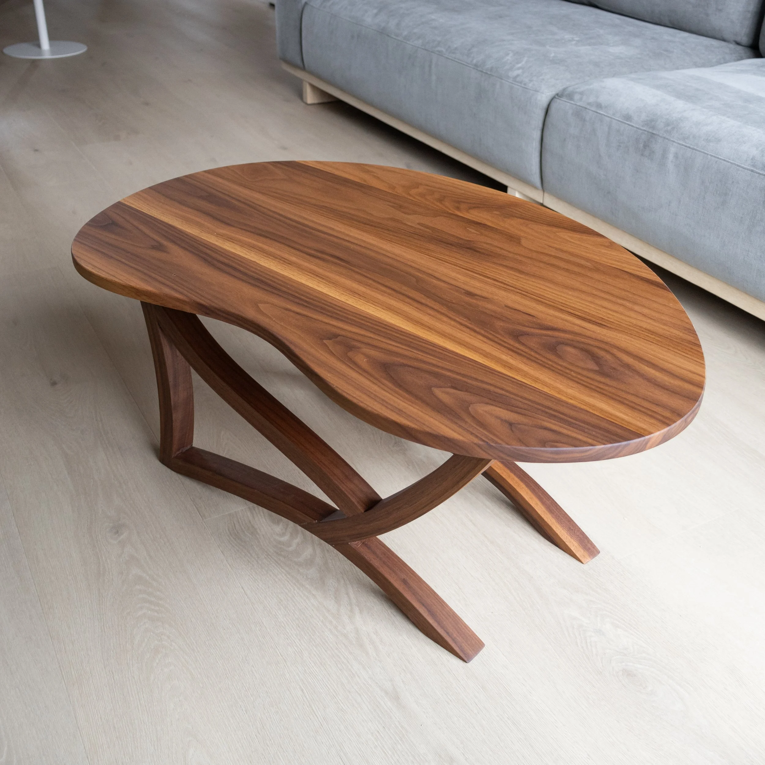 Foto van notenhouten salontafel door Born of Wood.