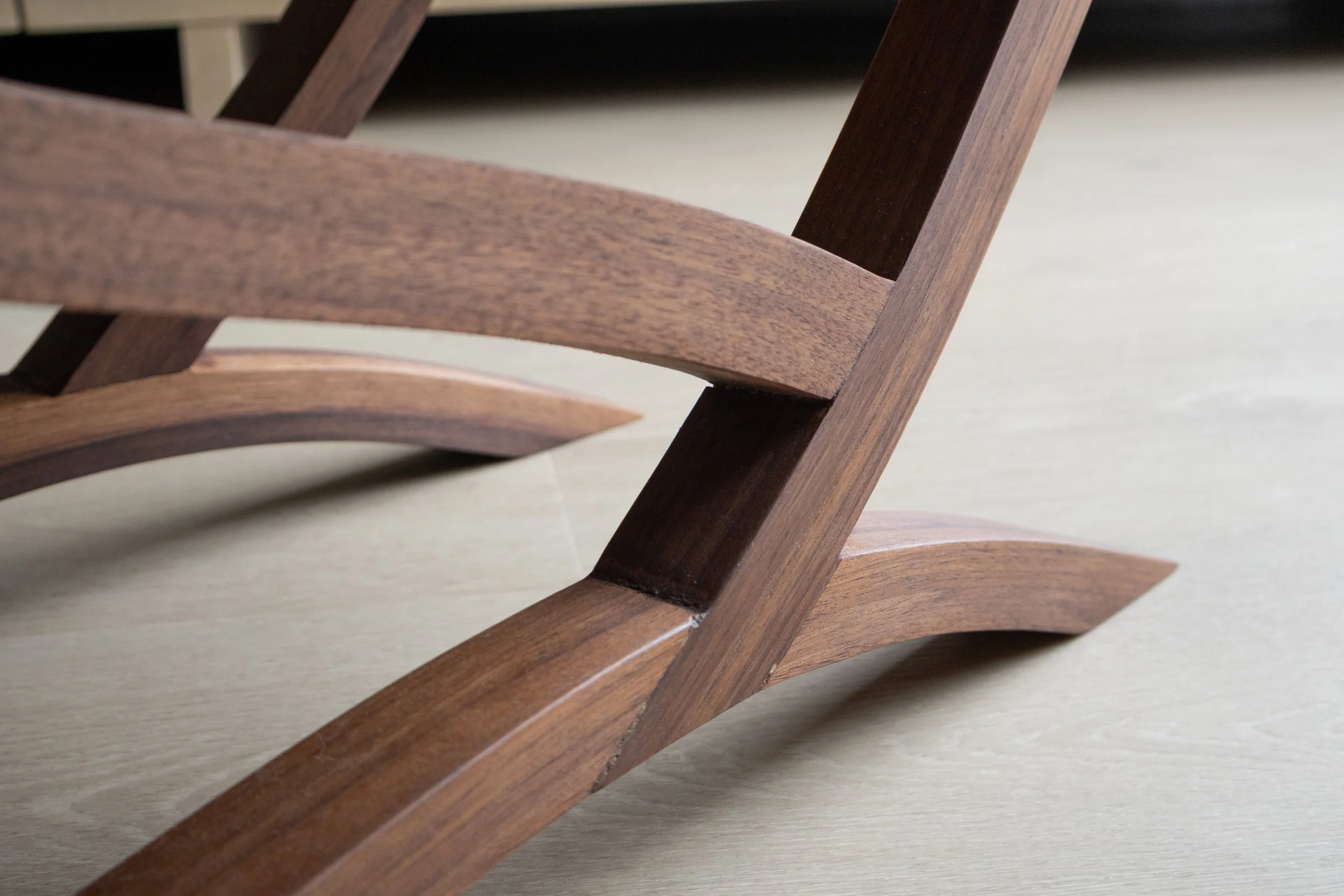 Foto van notenhouten salontafel door Born of Wood.