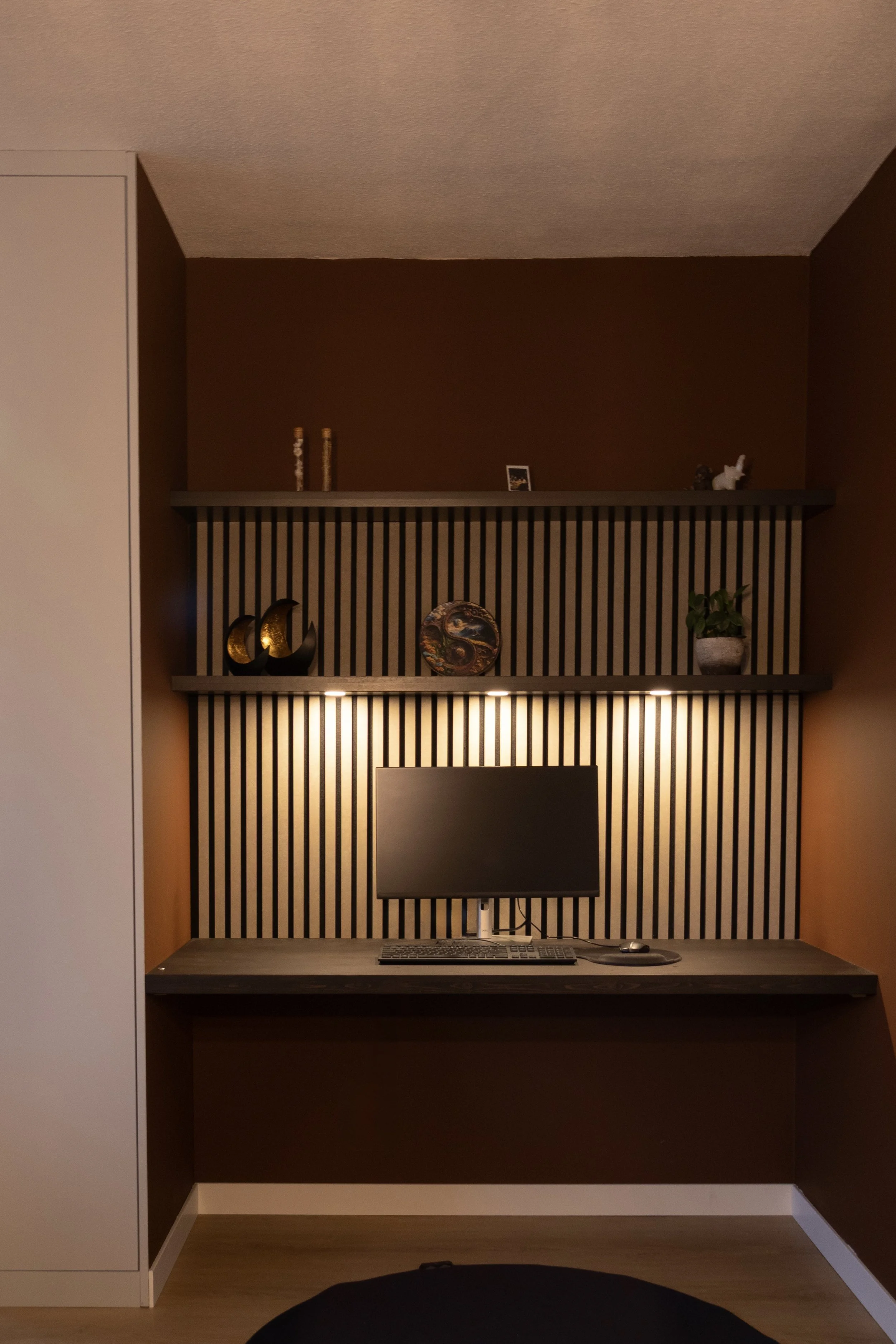 Foto van inbouwkast met bureau door Born of Wood.